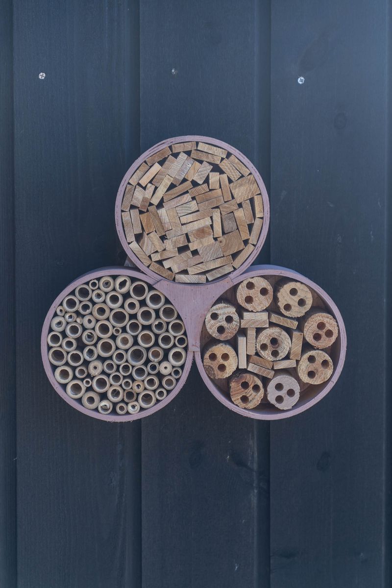 Insekthotell tre – 30×6×28 cm – rosa