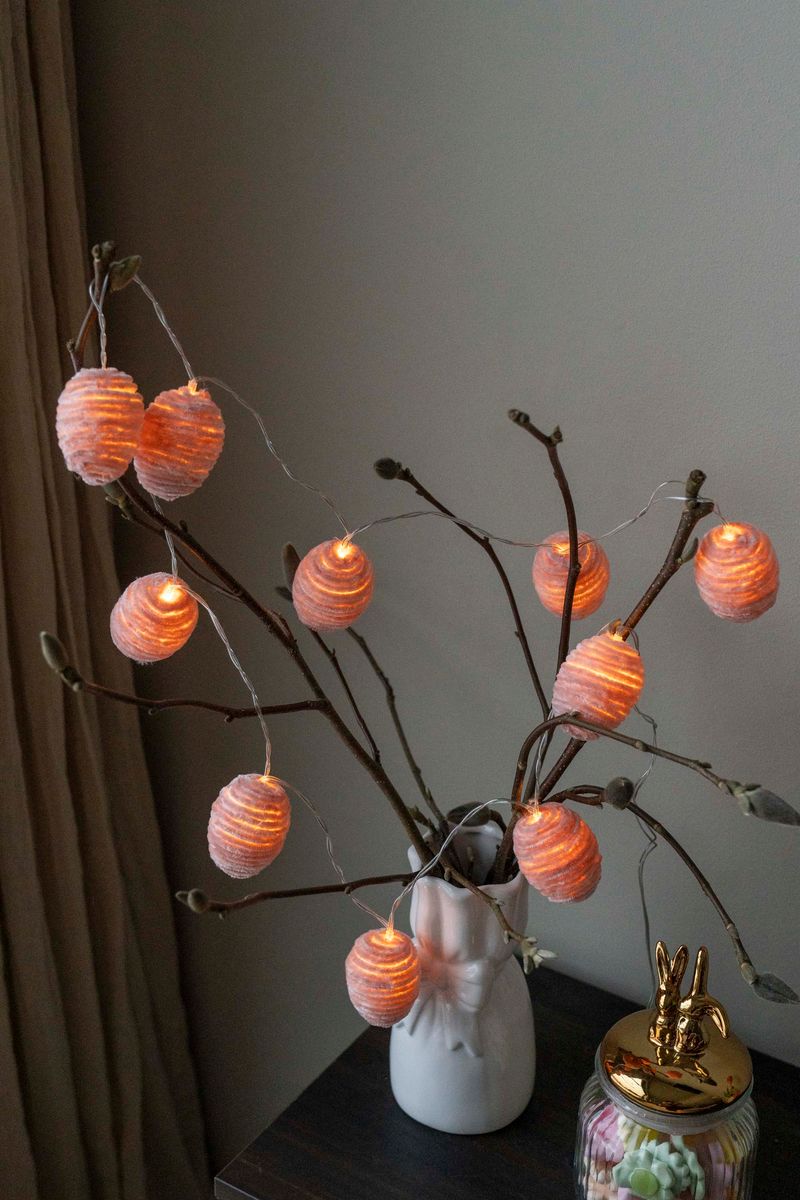 LED-lysslynge med raffiaegg – 10 lys – Rosa