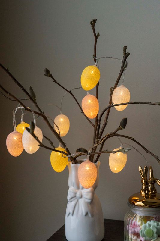 LED-lysslynge med raffiaegg – 10 lys Pastell