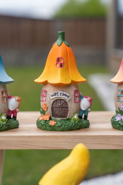 Hovedbilde Hagefigur hus med lys – H22 cm Gul
