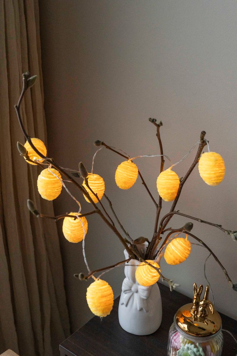 LED-lysslynge med raffiaegg – 10 lys – Gul