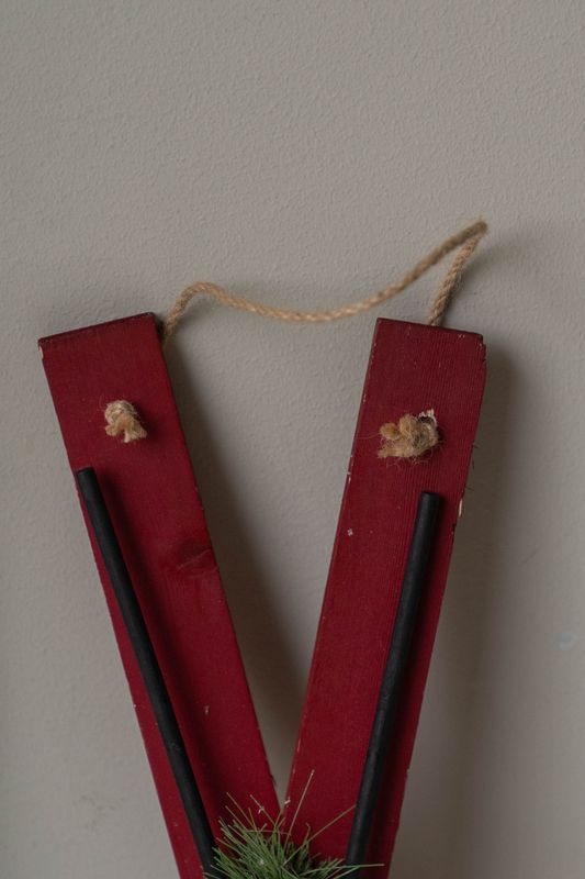 Veggdekor Ski 60cm - Rød