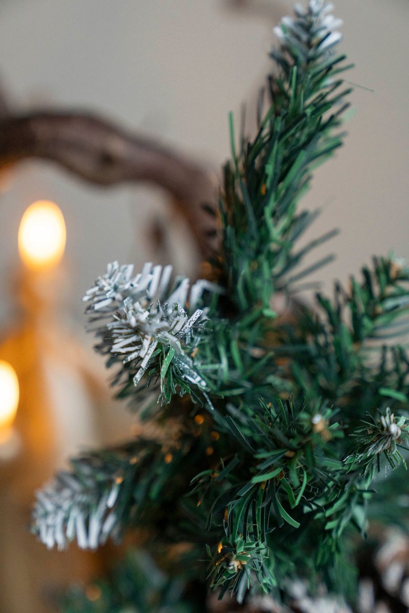 Kunstig Tre m/kongler 30cm 