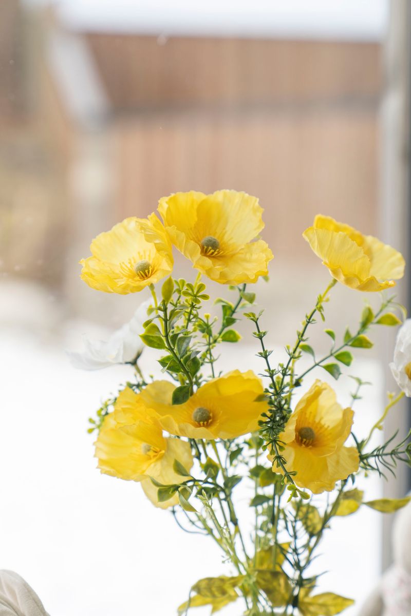 Kunstig blomst i dolomittvase – 9×9×36 cm – Gul