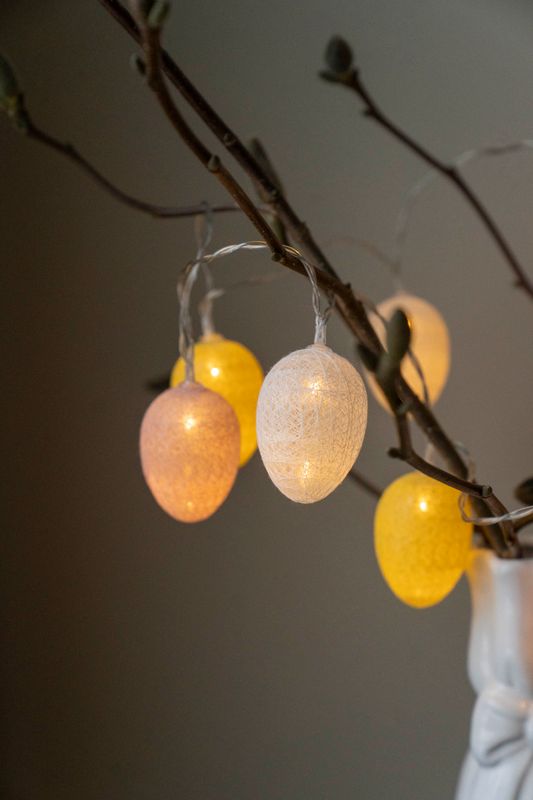 LED-lysslynge med raffiaegg – 10 lys Pastell