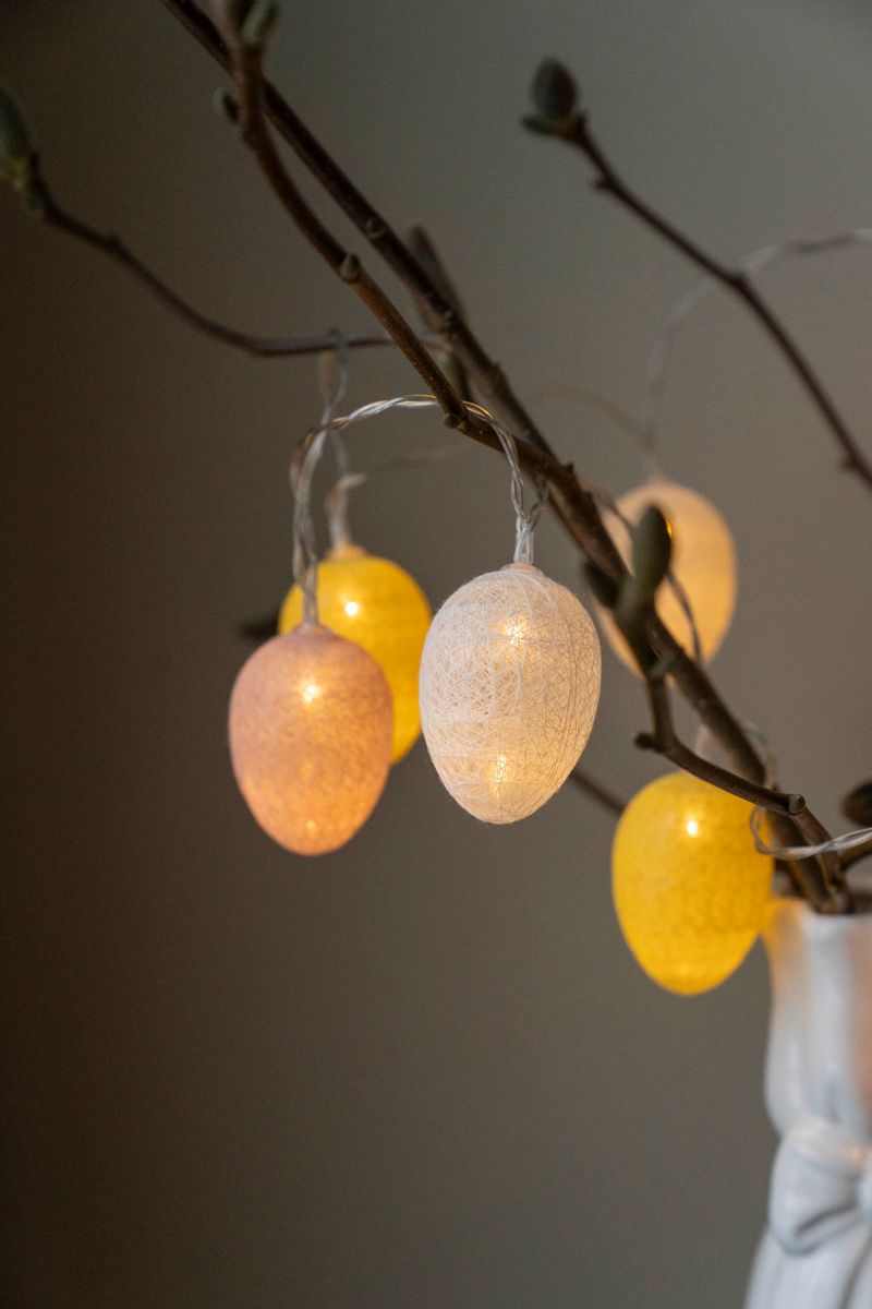 LED-lysslynge med raffiaegg – 10 lys Pastell