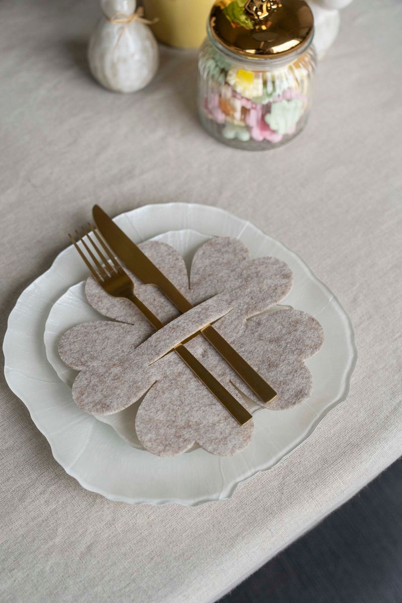 Bestikkholder blomst – filt – Beige