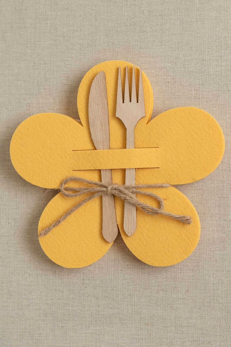 Bestikkholder blomst – filt – Gul
