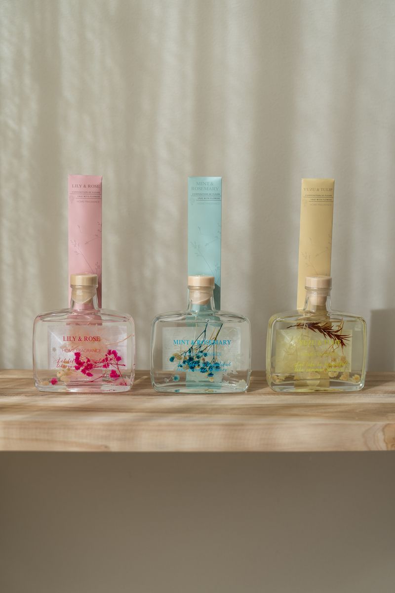 Duftpinner i glass med blomst – 200 ml Frangipani